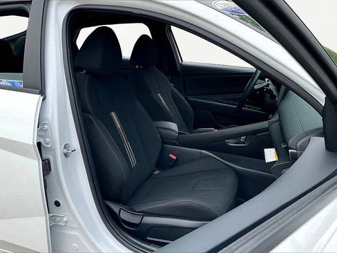 Certified 2025 Hyundai Elantra Sport image 7