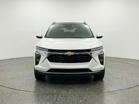 Used 2025 Chevrolet Trax LT FWD image 2