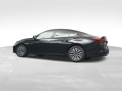 Used 2024 Nissan Altima 2.5 SV FWD image 11