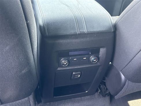 Used 2023 Chevrolet Traverse LT FWD image 20