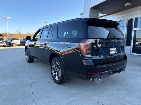 Used 2025 Chevrolet Suburban Z71 image 2