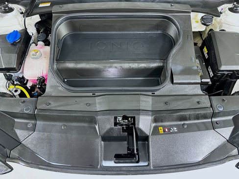 Used 2023 Hyundai Ioniq 6 SE RWD image 32