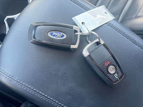 Used 2018 Ford Edge SEL w/ Ford Safe & Smart Package FWD image 27