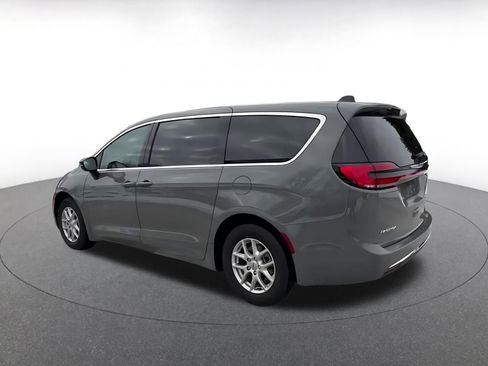 Used 2025 Chrysler Pacifica Select image 10