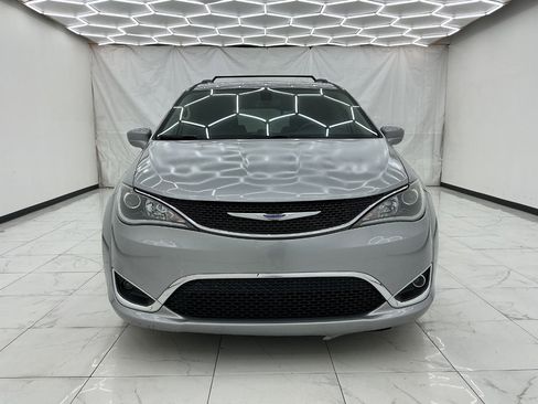 Used 2020 Chrysler Pacifica Touring-L FWD image 5