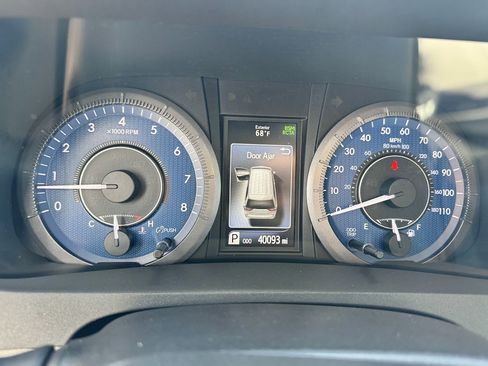 Used 2020 Toyota Sienna XLE w/ XLE Navigation Package image 21