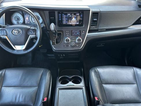 Used 2017 Toyota Sienna SE image 12