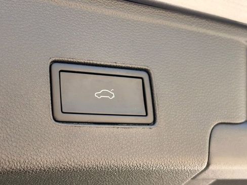 Used 2023 Volkswagen Atlas Cross Sport SE FWD image 21