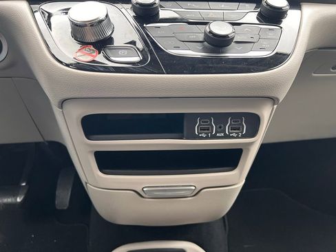 Used 2024 Chrysler Pacifica Touring-L image 31
