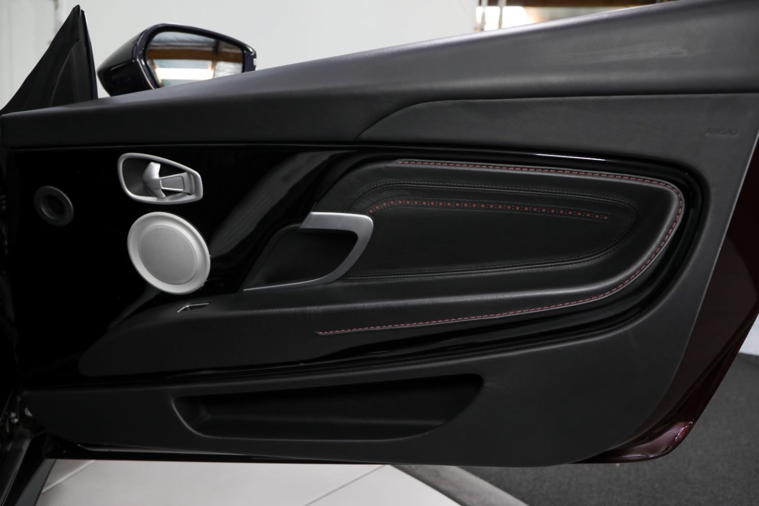 Used 2019 Aston Martin DB11 Volante RWD image 34