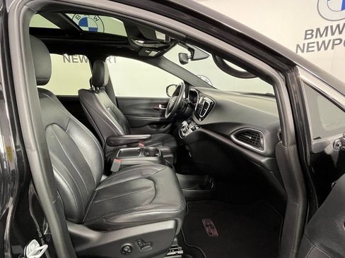 Used 2019 Chrysler Pacifica Touring-L image 27
