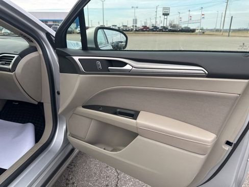Used 2019 Ford Fusion SE image 10