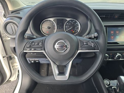 Used 2021 Nissan Kicks S image 22