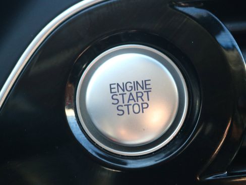 Used 2022 Genesis G70 2.0T image 17