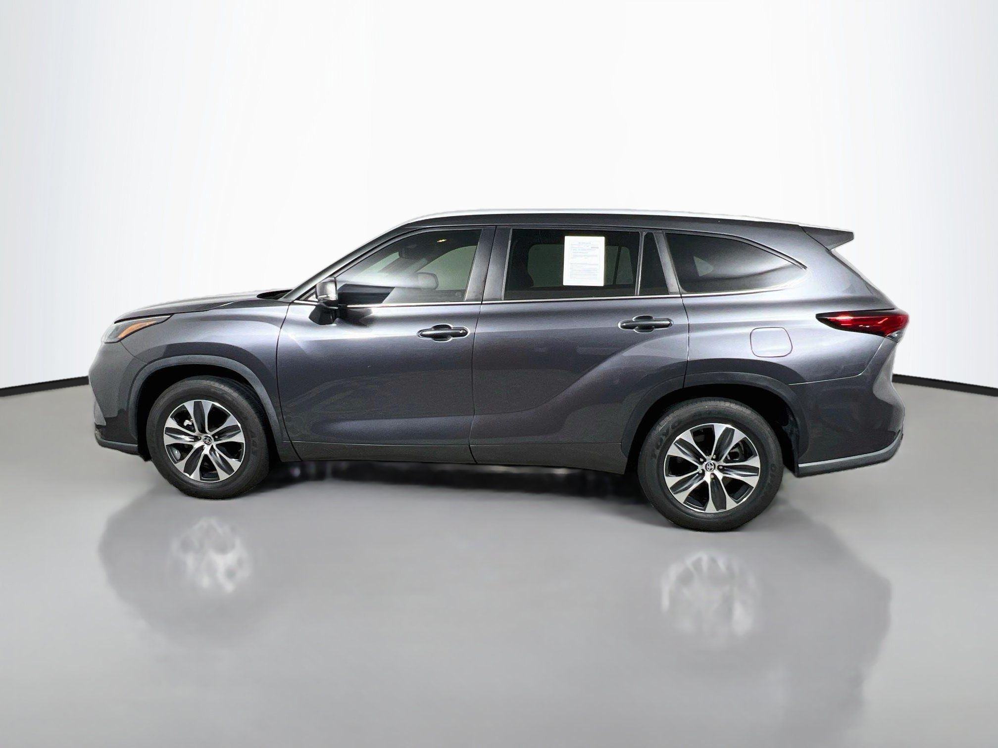 Used 2023 Toyota Highlander XLE FWD image 9