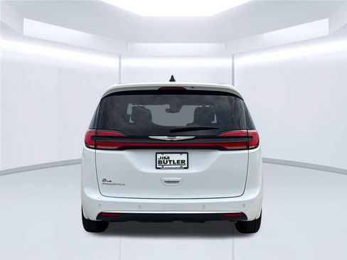 Used 2024 Chrysler Pacifica Touring-L FWD image 5