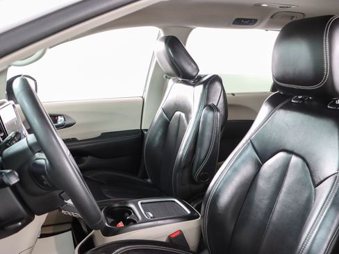 Used 2023 Chrysler Pacifica Touring-L FWD image 23
