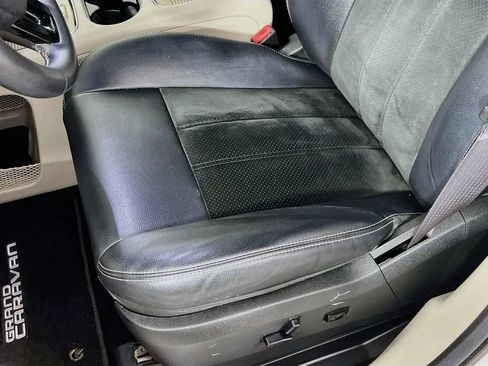 Used 2018 Dodge Grand Caravan SXT w/ Driver Convenience Group FWD image 19