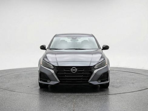 Used 2025 Nissan Altima 2.5 SV image 2