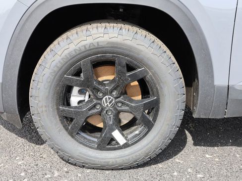 New 2025 Volkswagen Atlas Peak Edition SE image 21