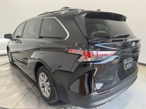 Used 2024 Toyota Sienna XLE w/ XLE Plus Package FWD image 9