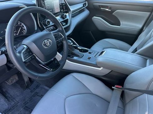 Certified 2021 Toyota Highlander XLE image 16