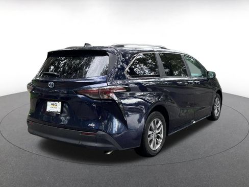 Used 2025 Toyota Sienna XLE FWD image 7