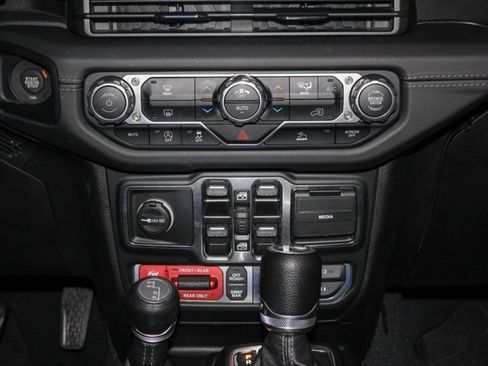 Certified 2024 Jeep Wrangler Unlimited Rubicon w/ Technology Group image 17