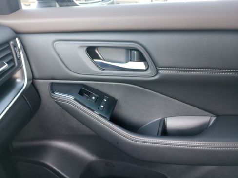 Used 2023 Nissan Rogue SV w/ SV Premium B Package image 35