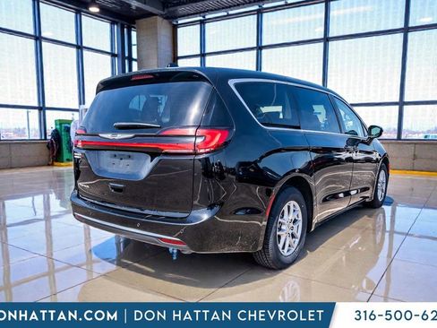 Used 2024 Chrysler Pacifica Touring-L FWD image 30