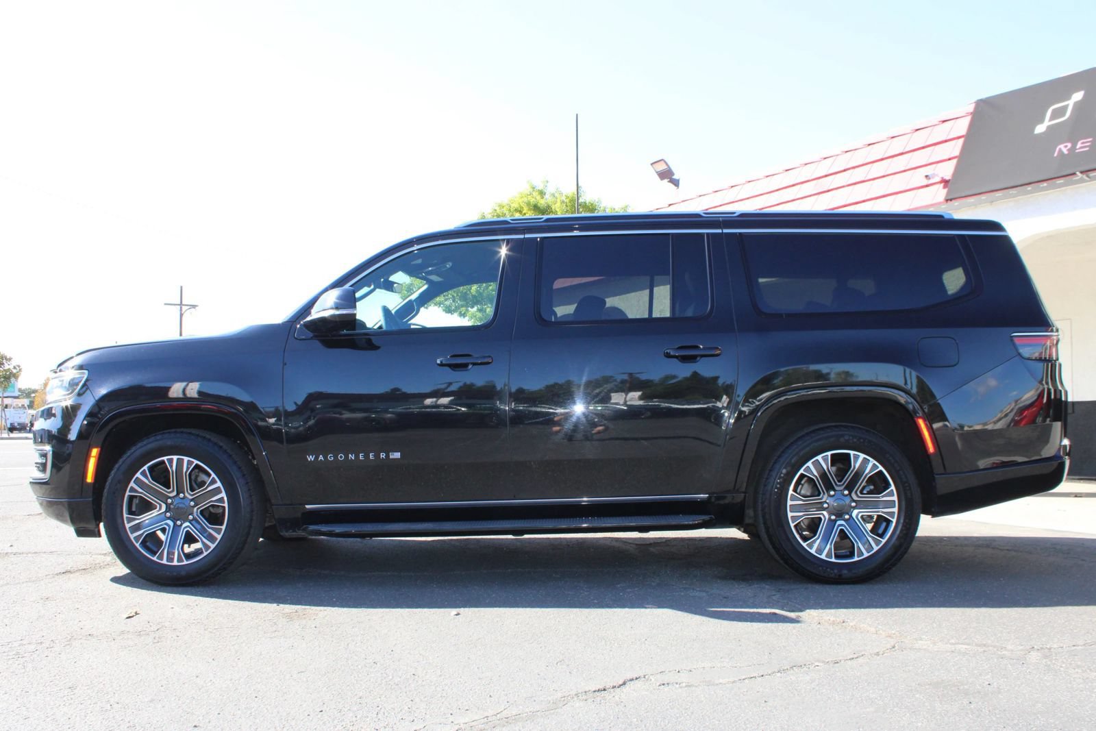 Used 2024 Jeep Wagoneer L Series II RWD image 30