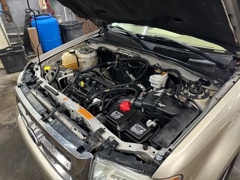 Used 2010 Ford Escape XLT image 17