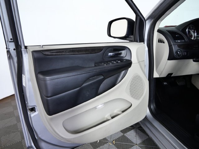 Used 2016 Dodge Grand Caravan SXT FWD image 14