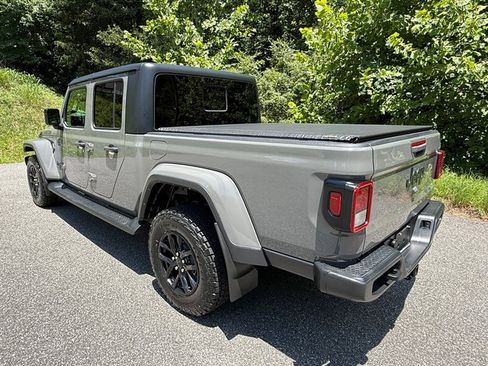 Used 2022 Jeep Gladiator Sport AWD/4WD image 9