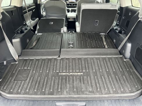 Used 2021 Toyota Highlander XLE image 22