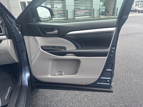 Used 2019 Toyota Highlander XLE AWD/4WD image 32