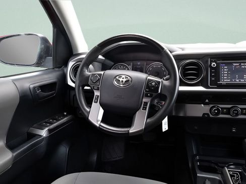 Used 2018 Toyota Tacoma SR5 RWD image 30
