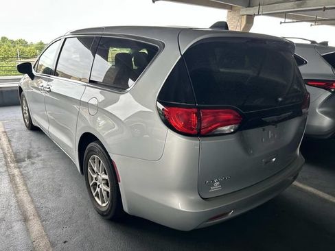 Used 2022 Chrysler Voyager LX FWD image 2