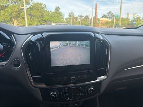 Used 2018 Chevrolet Traverse LT image 16