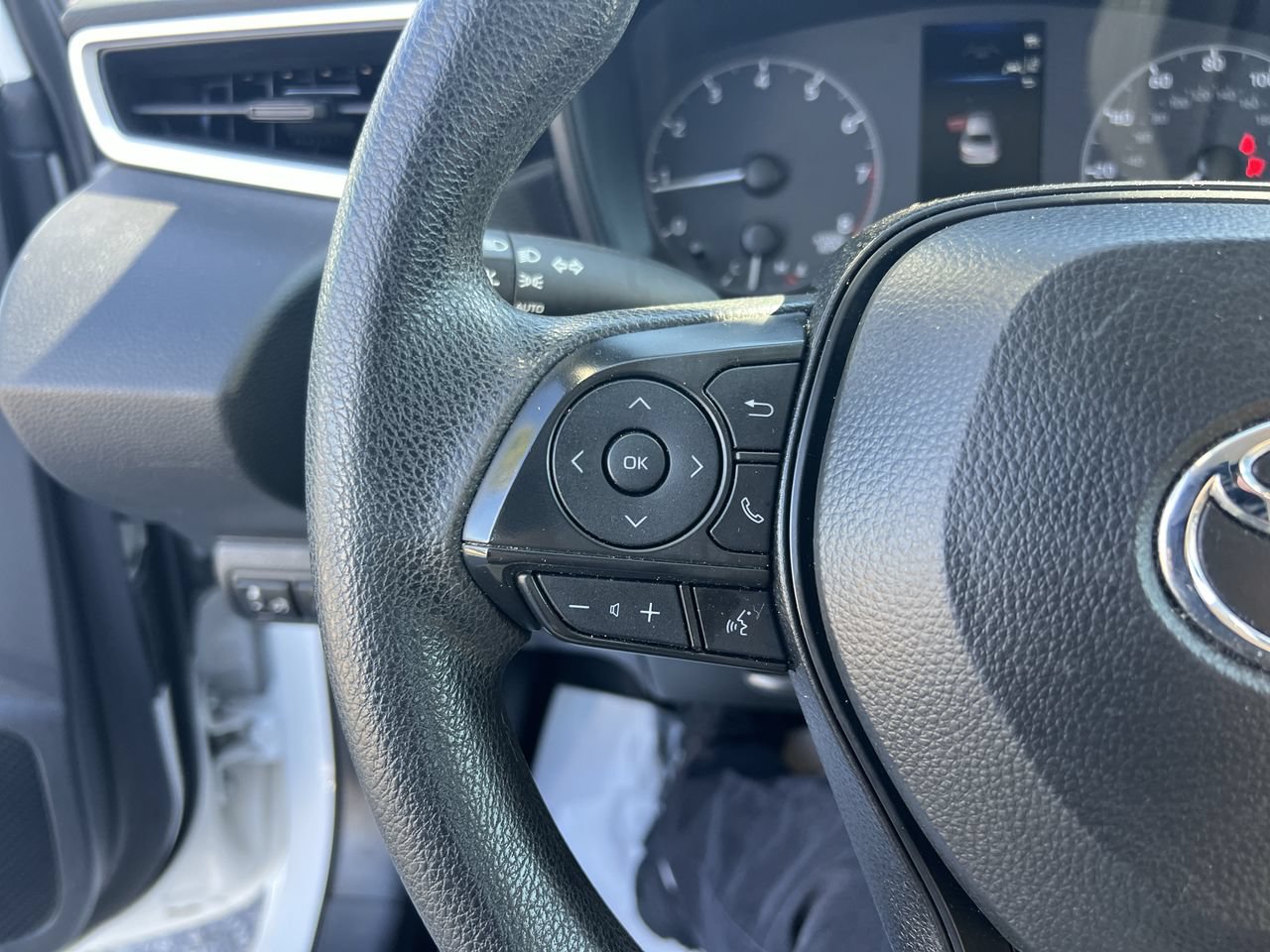 Used 2024 Toyota Corolla LE FWD image 19