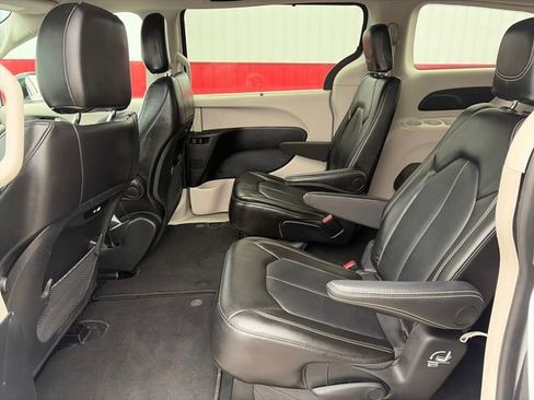 Used 2024 Chrysler Pacifica Touring-L image 36