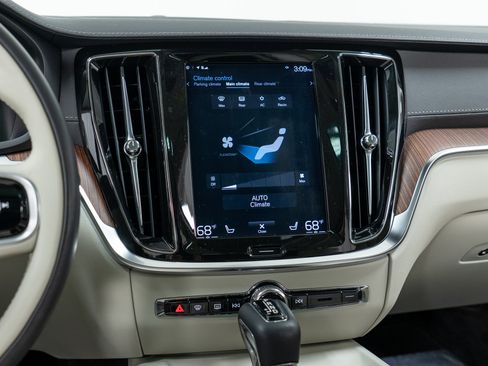 Used 2020 Volvo V60 T5 Cross Country image 19