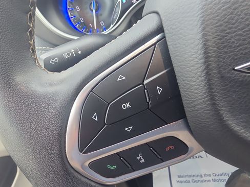 Used 2022 Chrysler Pacifica Touring-L image 32