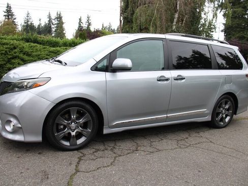 Used 2015 Toyota Sienna SE w/ SE Preferred Package FWD image 1