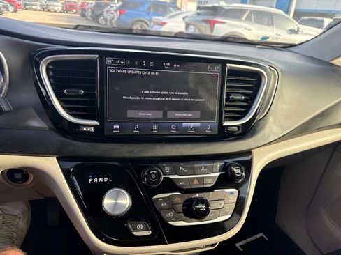 Used 2023 Chrysler Pacifica Touring-L FWD image 4