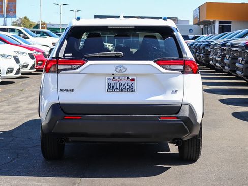 Used 2020 Toyota RAV4 LE FWD image 5