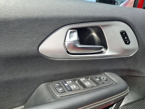Used 2025 Chrysler Pacifica Limited FWD image 16