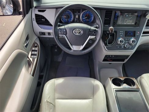 Used 2015 Toyota Sienna XLE image 12