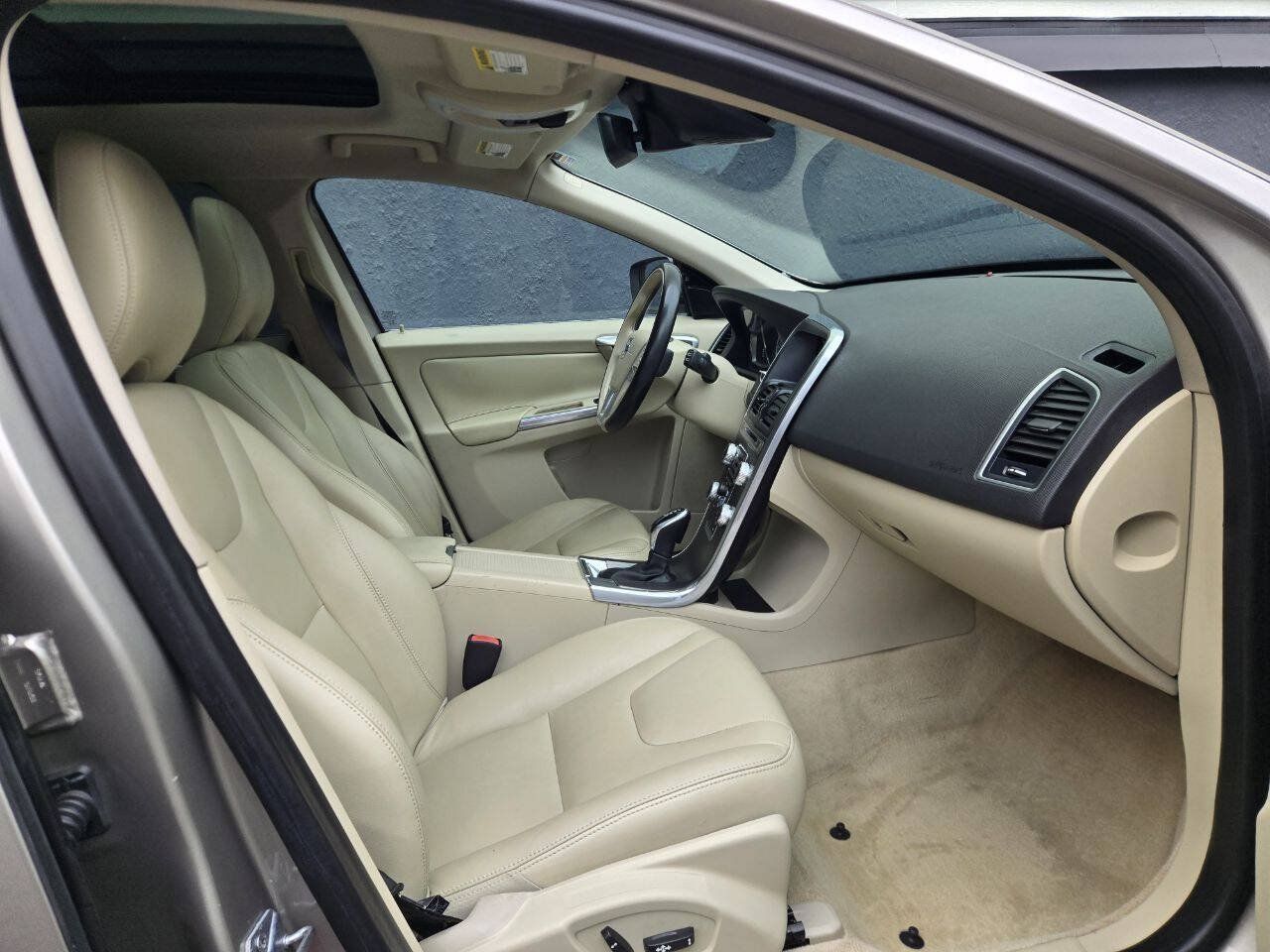 Used 2015 Volvo XC60 T5 Premier w/ Proximity Package FWD image 12