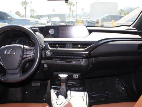 Used 2019 Lexus UX 200 FWD image 10
